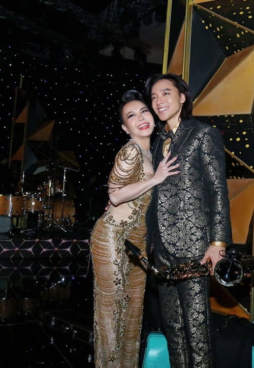 Nữ nghệ sĩ hài giàu nhất Vbiz và chồng mặn nồng không khác vợ chồng son. Ảnh: FB Việt Hương.