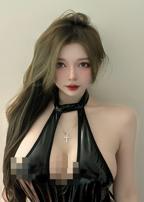 Hot girl người Malaysia vẫn mặc trang phục cắt xẻ táo bạo dù bị chê nhiều hơn khen.