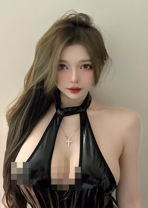 Hot girl người Malaysia vẫn mặc trang phục cắt xẻ táo bạo dù bị chê nhiều hơn khen.