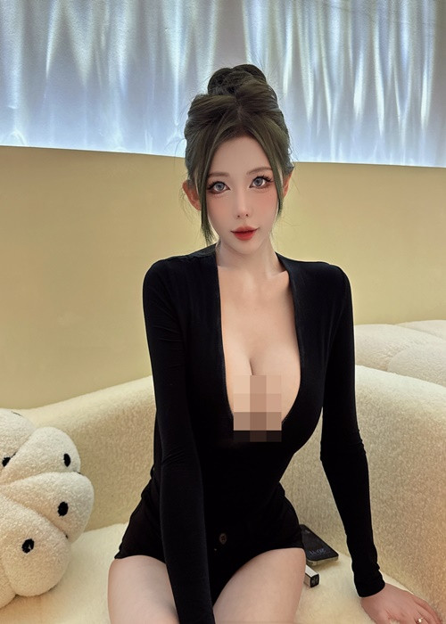 Không ít lần hot girl người Malaysia mặc xẻ sâu khoe vòng một quyến rũ.