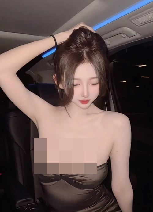 Josephine gây xôn xao khi diện váy cúp ngực tưởng như sắp tuột.