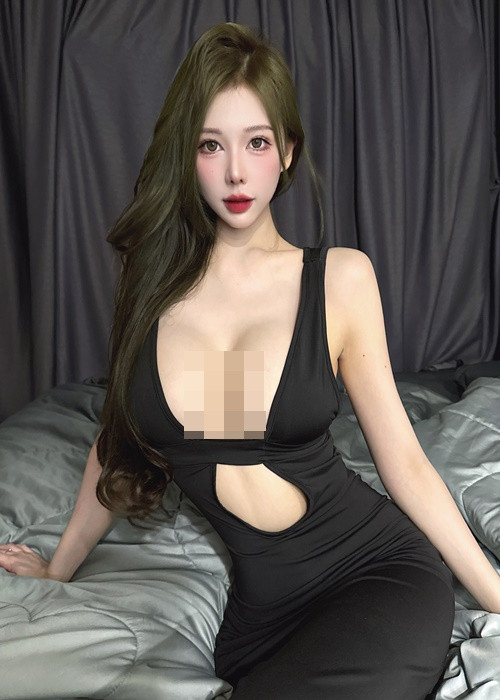 Có người khen phong cách thời trang của Josephine nhưng cũng có người cho rằng cô lạm dụng việc hở bạo.