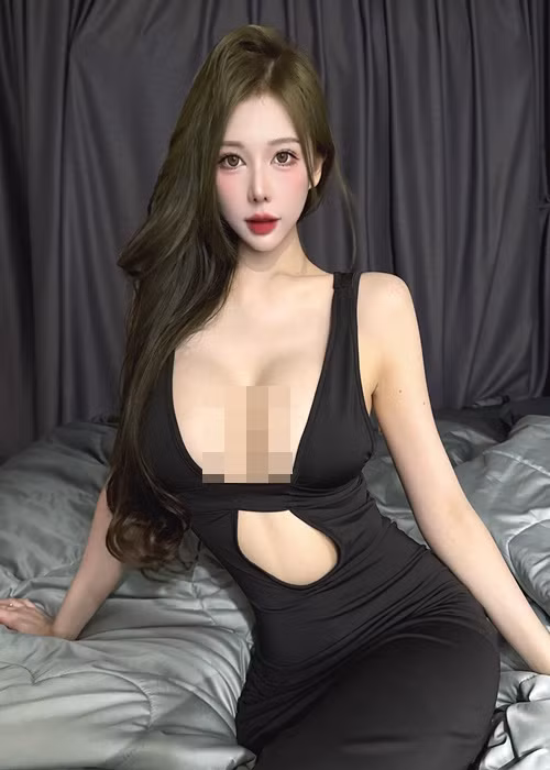 Có người khen phong cách thời trang của Josephine nhưng cũng có người cho rằng cô lạm dụng việc hở bạo.