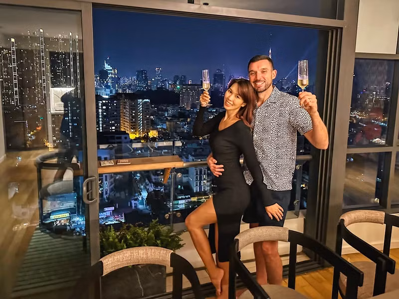 Cặp đôi cùng ngắm pháo hoa từ căn hộ dịp năm mới.