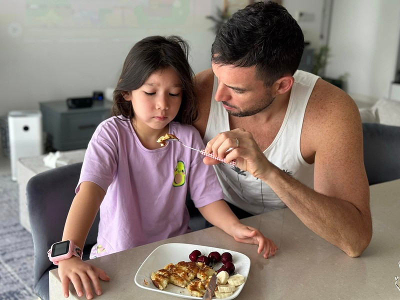 Chồng Tây của Hà Anh khéo chăm sóc các con nhỏ.