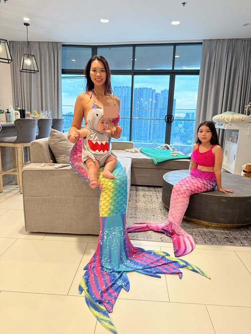 Nữ người mẫu hóa trang nàng tiên cá giống con gái.