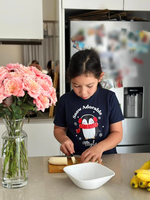 Hà Anh không ít lần khoe con gái dọn dẹp nhà cửa, làm bánh.