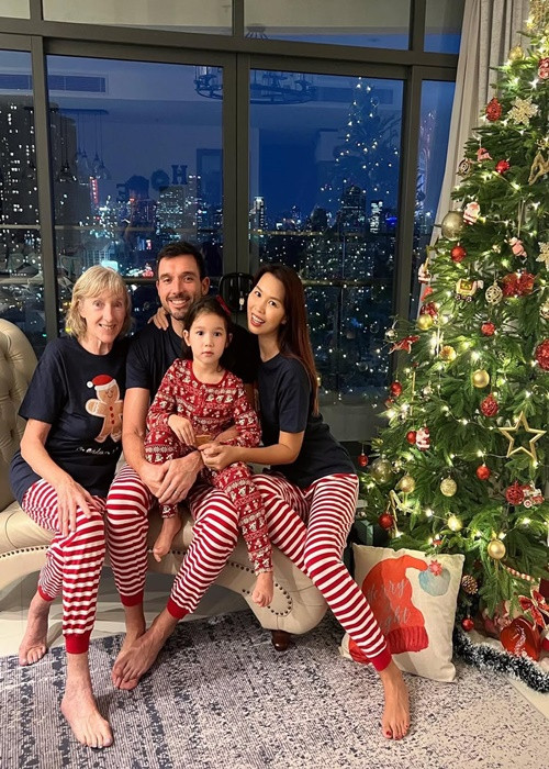 Hình ảnh Hà Anh cùng mẹ chồng, chồng và con gái đầu lòng đón Giáng sinh trong căn hộ sang trọng.