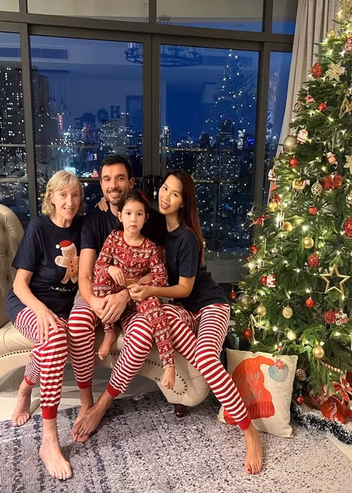 Hình ảnh Hà Anh cùng mẹ chồng, chồng và con gái đầu lòng đón Giáng sinh trong căn hộ sang trọng.
