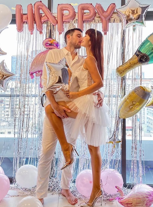 Trên trang cá nhân, Hà Anh không ít lần khoe khoảnh khắc tình tứ bên chồng trong tổ ấm riêng.