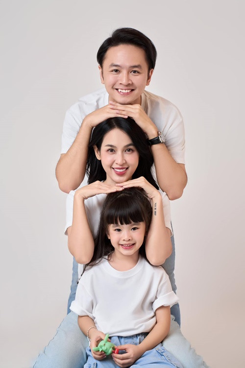 Tú Vi tâm sự trên Saostar, trước và sau khi kết hôn, tình cảm của vợ chồng vẫn nguyên vẹn như ngày đầu. “Văn Anh vẫn giữ thói quen chăm sóc, quan tâm đến tôi như những ngày hẹn hò. Thậm chí, anh còn chủ động nhắc tôi san sẻ việc nhà. Có thể nói, chúng tôi hợp nhau từ quan điểm sống, đến tính cách và cả thói quen”, Tú Vi nói.