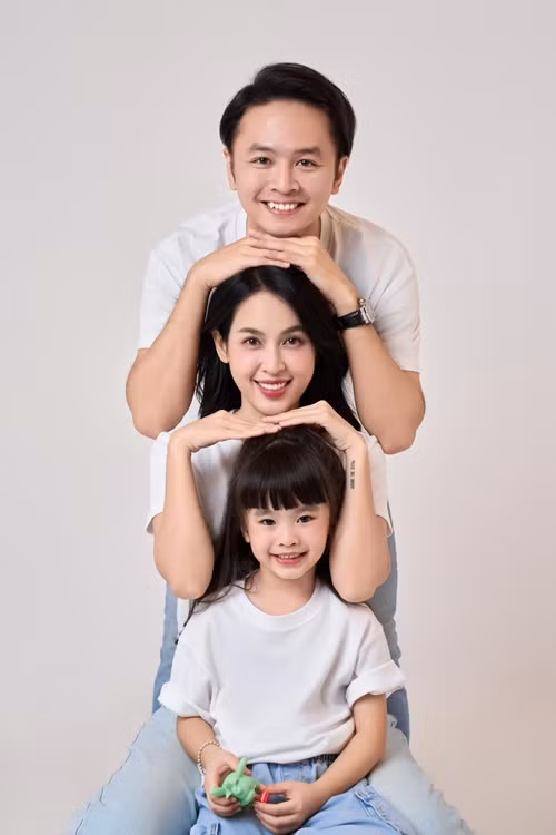 Tú Vi tâm sự trên Saostar, trước và sau khi kết hôn, tình cảm của vợ chồng vẫn nguyên vẹn như ngày đầu. “Văn Anh vẫn giữ thói quen chăm sóc, quan tâm đến tôi như những ngày hẹn hò. Thậm chí, anh còn chủ động nhắc tôi san sẻ việc nhà. Có thể nói, chúng tôi hợp nhau từ quan điểm sống, đến tính cách và cả thói quen”, Tú Vi nói.