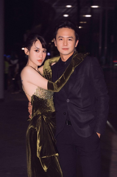 Văn Anh - Tú Vi đóng chung bộ phim Bếp hát năm 2013 và công khai hẹn hò vào tháng 2/2014. Vào đầu tháng 7/2015, cặp đôi cập nhật mối quan hệ “đã đính hôn” trên trang cá nhân. Đến tháng 10/2015, Tú Vi và Văn Anh đăng ký kết hôn.