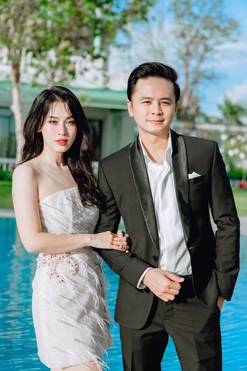 Văn Anh chia sẻ trên Vietnamnet, vợ chồng anh xuất phát điểm như nhau, đến với nhau vì tình yêu, có sự thấu hiểu. “Chính sự hiểu nhau mà chúng tôi dung hòa được mọi thứ. Hôn nhân chúng tôi đặt chữ ‘thông cảm’ lên hàng đầu. Hai vợ chồng cũng chưa bao giờ ghen tuông, luôn có niềm tin tuyệt đối ở đối phương”, anh nói.