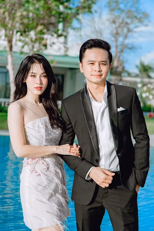 Văn Anh chia sẻ trên Vietnamnet, vợ chồng anh xuất phát điểm như nhau, đến với nhau vì tình yêu, có sự thấu hiểu. “Chính sự hiểu nhau mà chúng tôi dung hòa được mọi thứ. Hôn nhân chúng tôi đặt chữ ‘thông cảm’ lên hàng đầu. Hai vợ chồng cũng chưa bao giờ ghen tuông, luôn có niềm tin tuyệt đối ở đối phương”, anh nói.