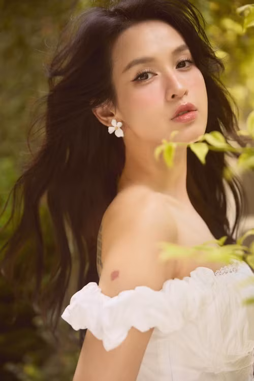 Khi tham gia Chị đẹp đạp gió 2023, nữ diễn viên phim Cổng mặt trời được nhiều cư dân mạng Trung Quốc hết lời khen ngợi nhan sắc lão hóa ngược.