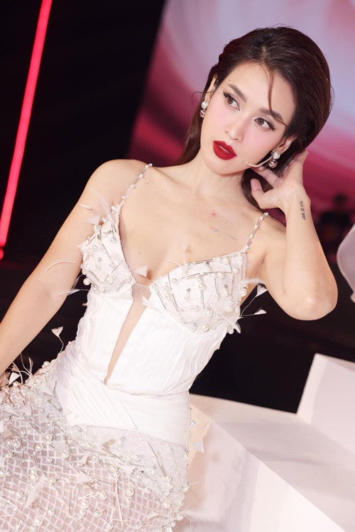 Tú Vi chia sẻ trên Người Đưa Tin: “Vi khá bất ngờ, nhưng cũng hạnh phúc. Dường như mấy chục năm rồi, cũng có người khen mình xinh, nhưng nhiều nhất là thời điểm này, khi mà Vi tham gia chương trình, thì nhiều lời khen Vi xinh đẹp nhiều hơn hẳn".