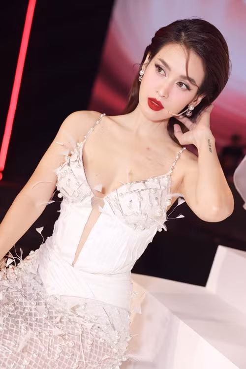 Tú Vi chia sẻ trên Người Đưa Tin: “Vi khá bất ngờ, nhưng cũng hạnh phúc. Dường như mấy chục năm rồi, cũng có người khen mình xinh, nhưng nhiều nhất là thời điểm này, khi mà Vi tham gia chương trình, thì nhiều lời khen Vi xinh đẹp nhiều hơn hẳn".