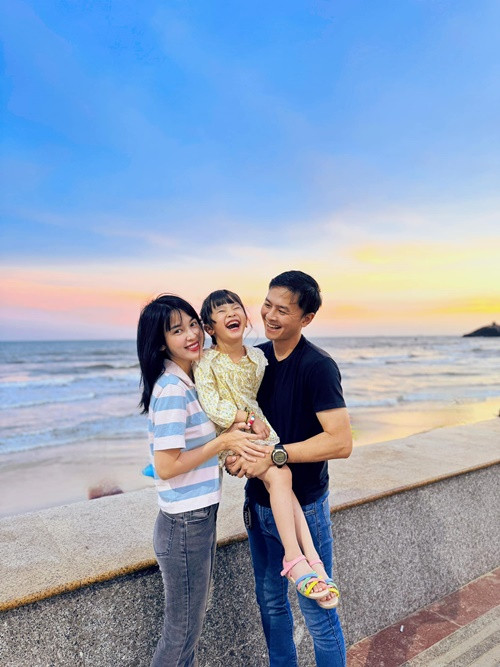 Tú Vi luôn có mặt ở hậu trường các dự án của Văn Anh để chăm sóc chồng. Văn Anh cũng động viên Tú Vi tích cực đóng phim, diễn kịch. Thời gian Tú Vi bận rộn, anh vừa làm việc nhà, chăm con vừa lo công việc kinh doanh.