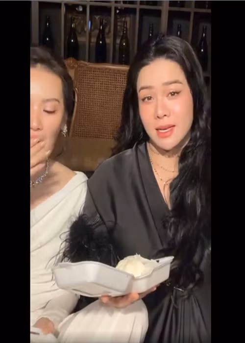 Đông đảo bạn bè, đồng nghiệp gửi lời chúc mừng đến Nhật Kim Anh. Ảnh: FB Nhật Kim Anh.