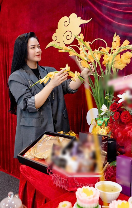 Hình ảnh Nhật Kim Anh diện vest che vòng hai trong một sự kiện tháng 9/2024. Ảnh: FB Nhật Kim Anh.