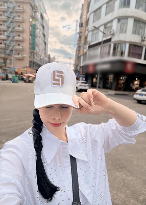 Vài tháng qua, Nhật Kim Anh chỉ đăng ảnh cận mặt. Ảnh: FB Nhật Kim Anh.