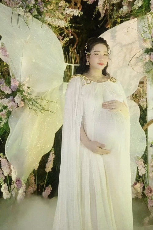 Tối ngày 16/12, Nhật Kim Anh lần đầu khoe bụng bầu. Nữ diễn viên mang thai con gái bằng phương pháp thụ tinh nhân tạo. Ảnh: Vietnamnet.