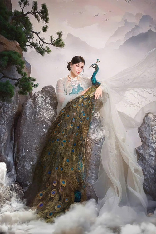 Chụp ảnh nghệ thuật vào tháng 11/2024, nữ diễn viên tìm cách tạo dáng che vòng hai. Ảnh: FB Nhật Kim Anh.