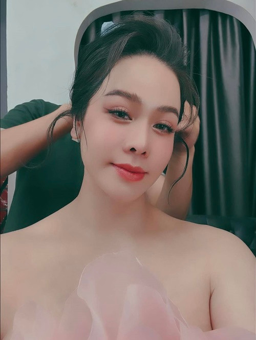 Nữ diễn viên vẫn gợi cảm, tươi tắn dù bụng bầu vượt mặt. Ảnh: FB Nhật Kim Anh.