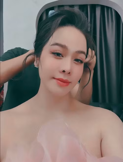 Nữ diễn viên vẫn gợi cảm, tươi tắn dù bụng bầu vượt mặt. Ảnh: FB Nhật Kim Anh.