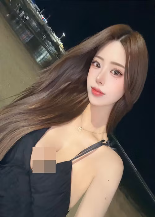 Hot girl xinh đẹp "nghiện" mốt xẻ sâu, trễ nải khoe vòng một khi xuống phố.