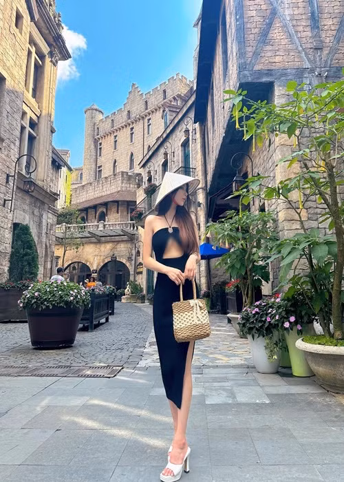 Jin Hee Nyang mặc váy cắt xẻ táo bạo ở vòng một khi du lịch Việt Nam.