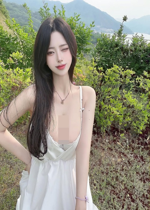 Nhan sắc của cô nàng đẹp mê mẩn khiến người đối diện khó rời mắt.