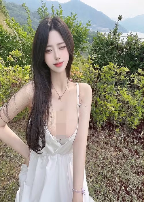 Nhan sắc của cô nàng đẹp mê mẩn khiến người đối diện khó rời mắt.