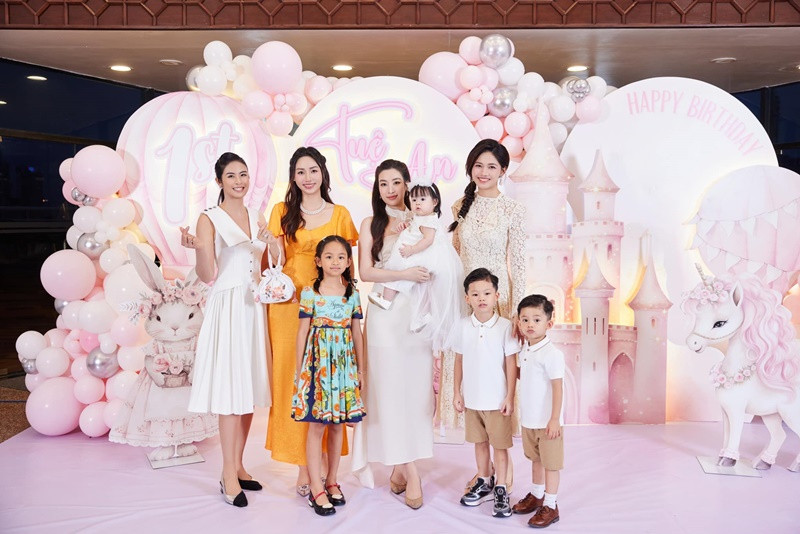 Ngọc Hân đăng quang Hoa hậu Việt Nam 2010. Sau cuộc thi, cô nỗ lực theo đuổi lĩnh vực thiết kế thời trang. Ngọc Hân kết hôn năm 2022 với Phú Đạt sau nhiều năm hẹn hò. Ảnh: FB Thanh Tú.