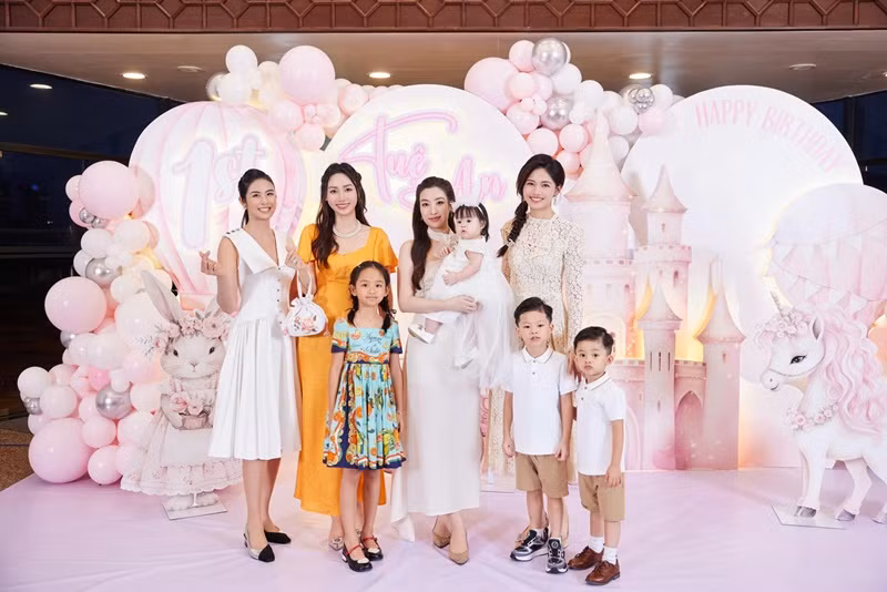 Ngọc Hân đăng quang Hoa hậu Việt Nam 2010. Sau cuộc thi, cô nỗ lực theo đuổi lĩnh vực thiết kế thời trang. Ngọc Hân kết hôn năm 2022 với Phú Đạt sau nhiều năm hẹn hò. Ảnh: FB Thanh Tú.