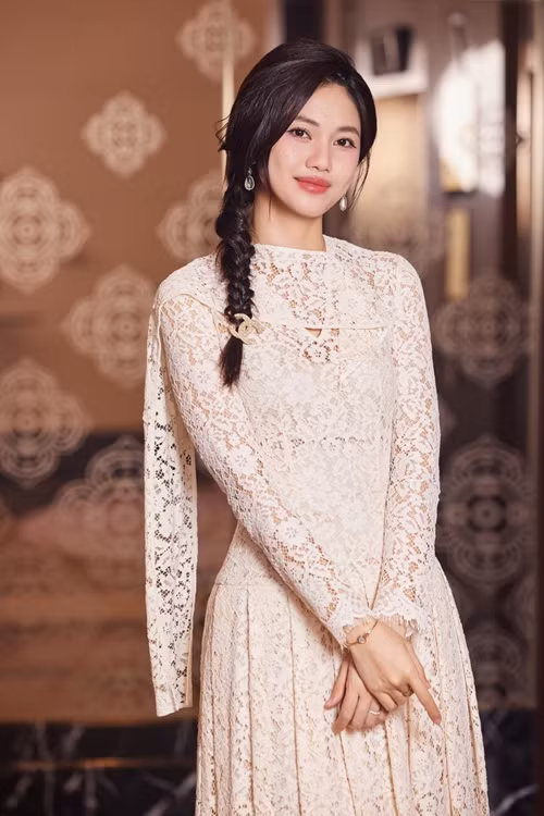 Thanh Tú đoạt danh hiệu Á hậu 1 Hoa hậu Việt Nam 2016. Sau đó, cô từ chối thi Miss International 2018 để tập trung làm MC ở VTV. Năm 2018, Thanh Tú kết hôn với doanh nhân Thành Phương. Ảnh: FB Thanh Tú.