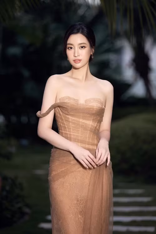 Sau 1 lần sinh nở, Hoa hậu Đỗ Mỹ Linh vẫn sở hữu body thon gọn, nuột nà. Ảnh: FB Mỹ Linh.