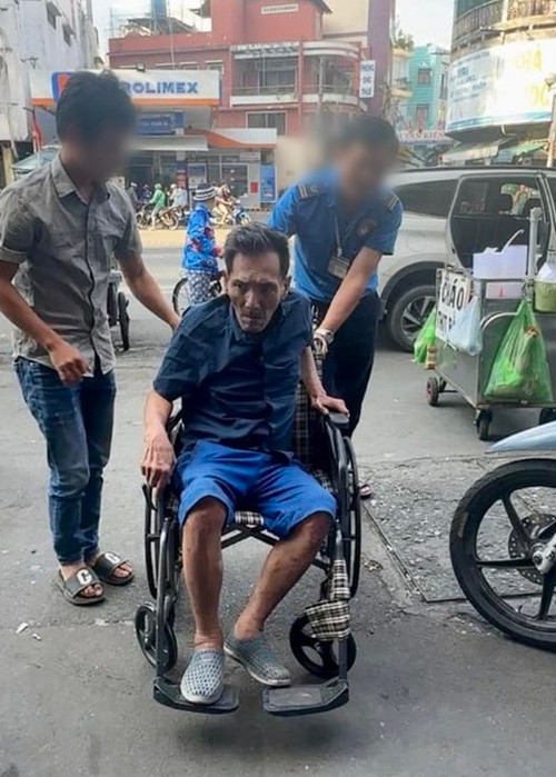 Mới đây, theo Tiền Phong, đại diện Bệnh viện Chấn thương chỉnh hình TPHCM chia sẻ, sau tai nạn giao thông vào tháng trước, diễn viên Thương Tín không nhập viện điều trị khiến vết thương biến chứng. Hiện tại, Thương Tín bị thoái hóa khớp gối phải và gãy xương bánh chè bên phải. Hiện tại, do thể trạng yếu, chân bị teo, Thương Tín chưa thể phẫu thuật ngay. Nếu không mổ, nam diễn viên có nguy cơ tàn tật vĩnh viễn. Ảnh: Tiền Phong.