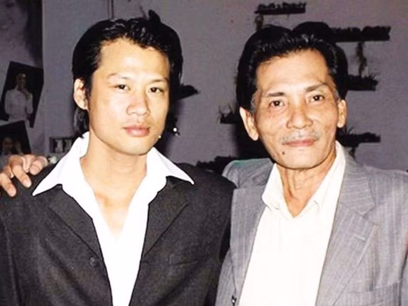 Thanh Tùng chỉ vài lần công khai xuất hiện bên bố. Ảnh: Gia Đình Xã Hội.