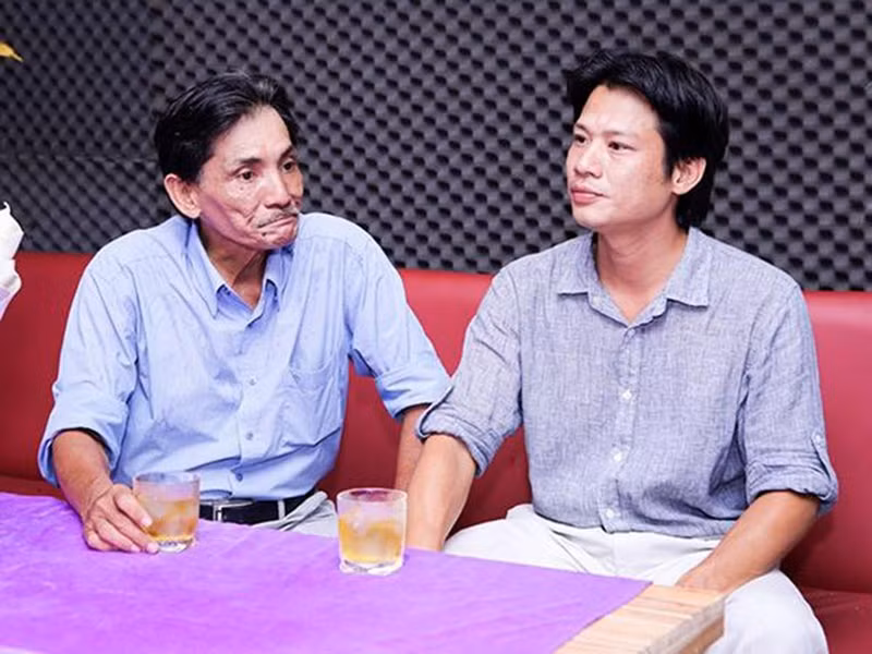 Theo Pháp Luật &amp; Xã hội, Thanh Tùng có thể hát các dòng nhạc như nhạc đỏ, nhạc cách mạng, nhạc có âm hưởng dân ca. Trong những năm qua, con trai Thương Tín hát tại các phòng trà và các tỉnh. Ảnh: Dân Việt.