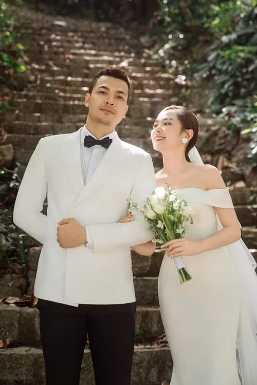 Theo Znews, cặp đôi diễn viên Kim Oanh - Vũ Tuấn Việt có tình cảm với nhau khi học chung trường. Vũ Tuấn Việt sau đó sang Mỹ. Khi trở về Việt Nam, anh chính thức hẹn hò và quyết định kết hôn với Kim Oanh. Ảnh: FB Kim Oanh.