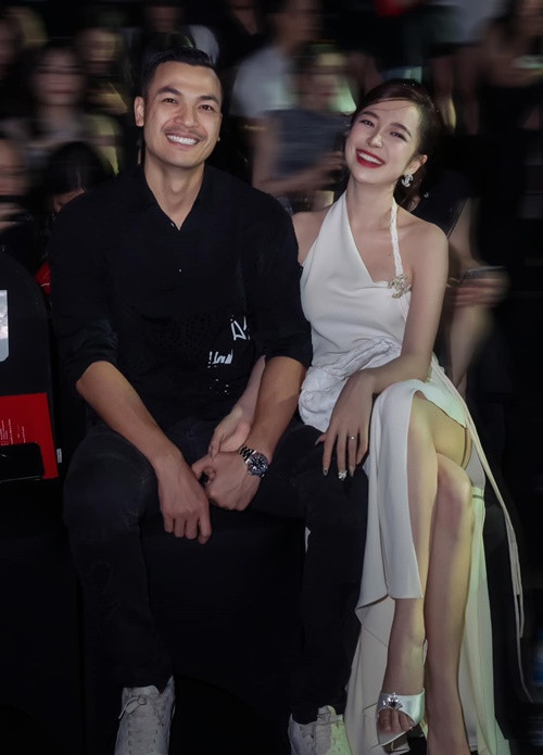 Kim Oanh mặc gợi cảm bên chồng điển trai tại một sự kiện. Ảnh: FB Kim Oanh.