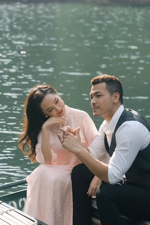 Sau đám cưới, vợ chồng Kim Oanh dính như sam, công khai những khoảnh khắc bên nhau. Ảnh: FB Kim Oanh.