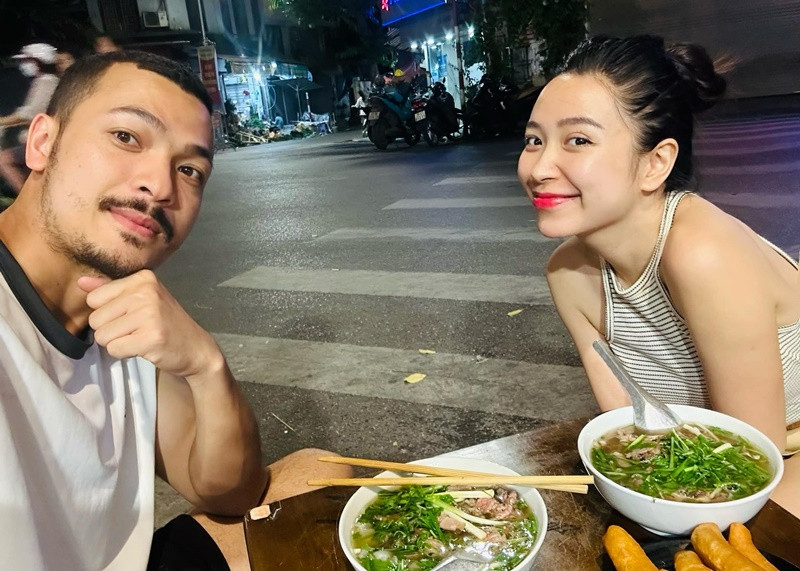 Đóng phim, có cảnh nóng, nam diễn viên sẽ chia sẻ với Kim Oanh chứ không có ý định giấu. Ảnh: FB Vũ Tuấn Việt.