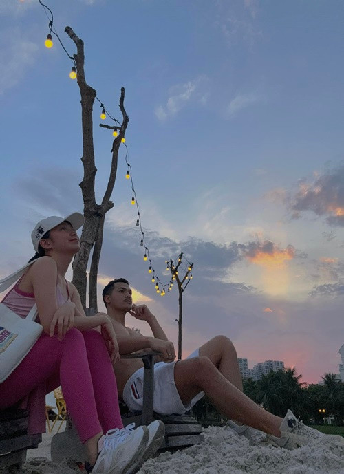 "Bảo ra hồ chơi tý mà cứ đi ra canh là sao nhở", Vũ Tuấn Việt hài hước chú thích bức ảnh bên vợ. Ảnh: FB Vũ Tuấn Việt.