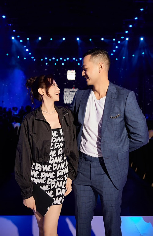 Đôi vợ chồng son dành cho nhau những cử chỉ tình cảm, ánh mắt đắm đuối. Ảnh: FB Kim Oanh.