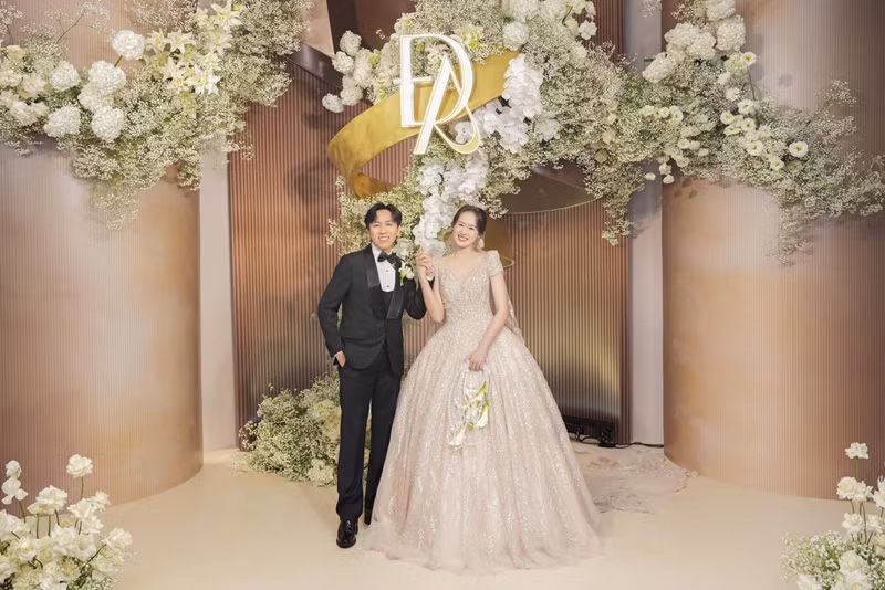 Đám cưới Anh Đức và Quỳnh Anh diễn ra tại một trung tâm tiệc cưới. Không gian hôn lễ mang tông màu trắng, nâu, vàng đồng. Ảnh: FB Tạ Anh Đức.