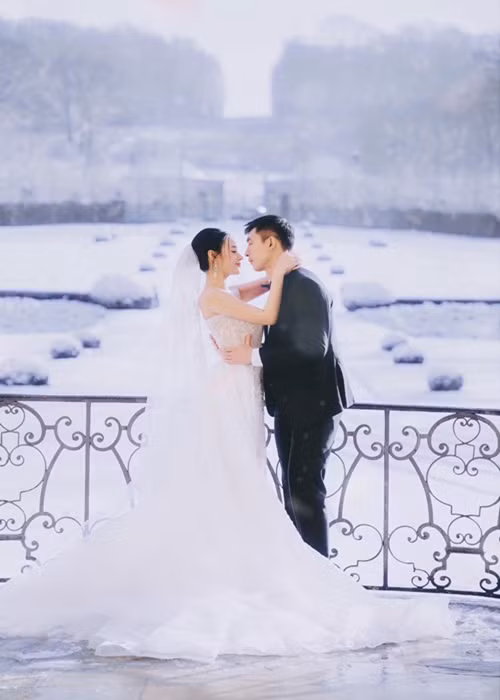 Midu và Minh Đạt còn sang Pháp chụp ảnh cưới ở tòa lâu đài. Ảnh: FB Midu.