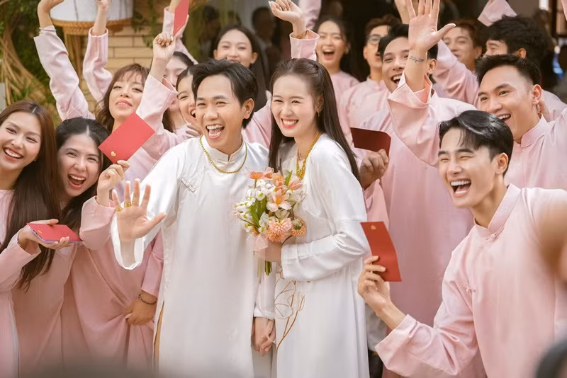 Trong lễ ăn hỏi, Anh Đức và Quỳnh Anh đeo đầy vàng. Ảnh: FB Tạ Anh Đức.